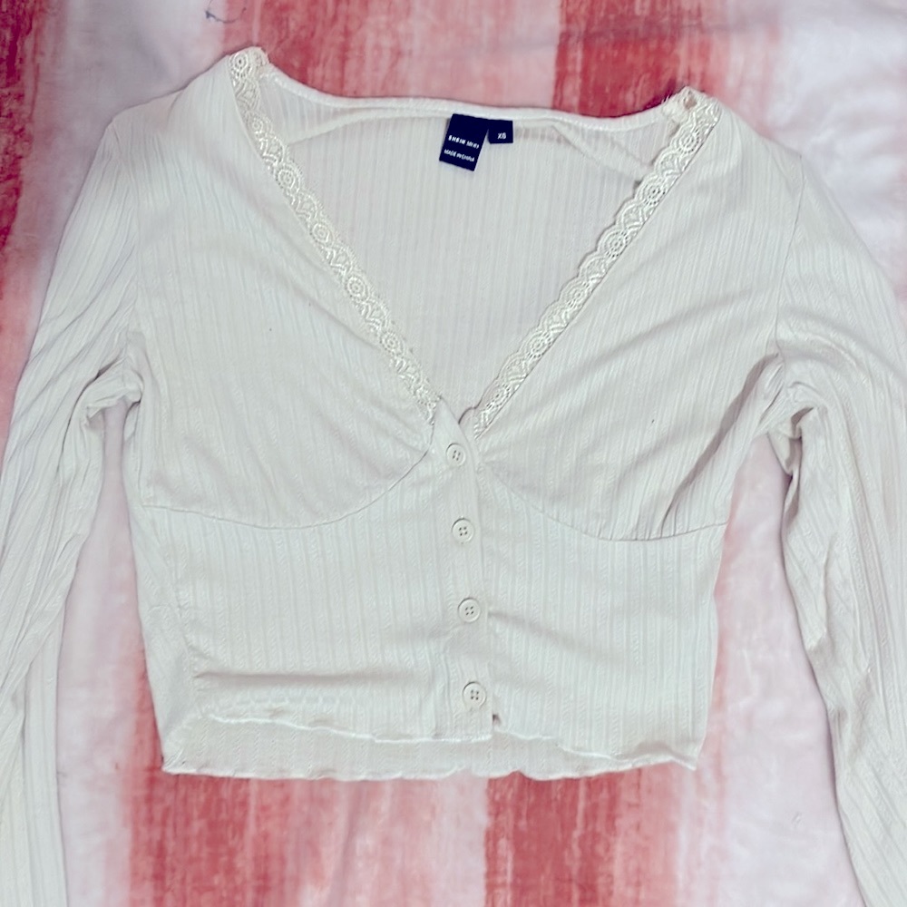 White blouse - Picture 2 of 4